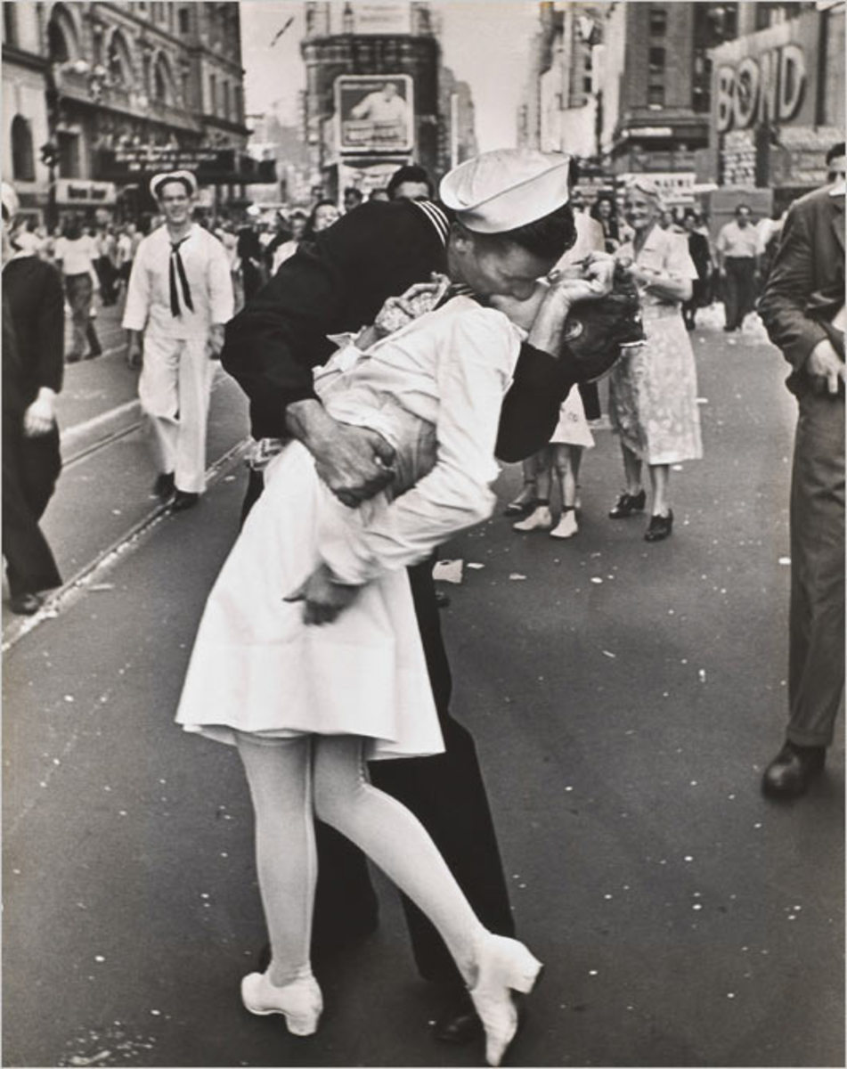 Alfred Eisenstaedt’s "V-J Day in in Times Square" (1945)