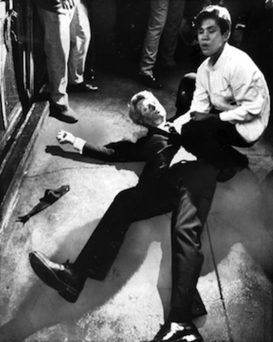参议员罗伯特·肯尼迪中枪后躺在洛杉矶大使酒店的地板上等待医疗救助。