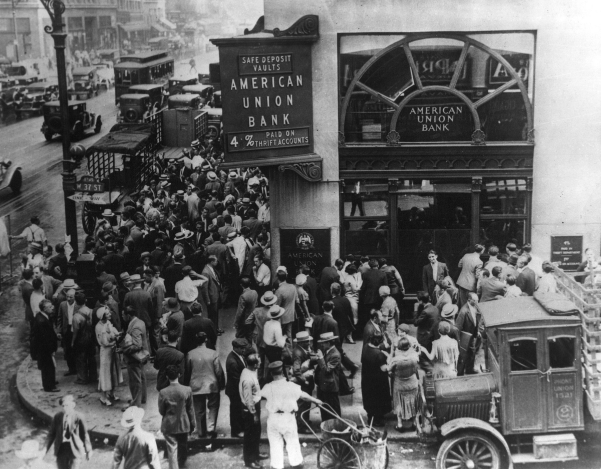 A crowd gather outside of American Union Bank early in the Great Depression.