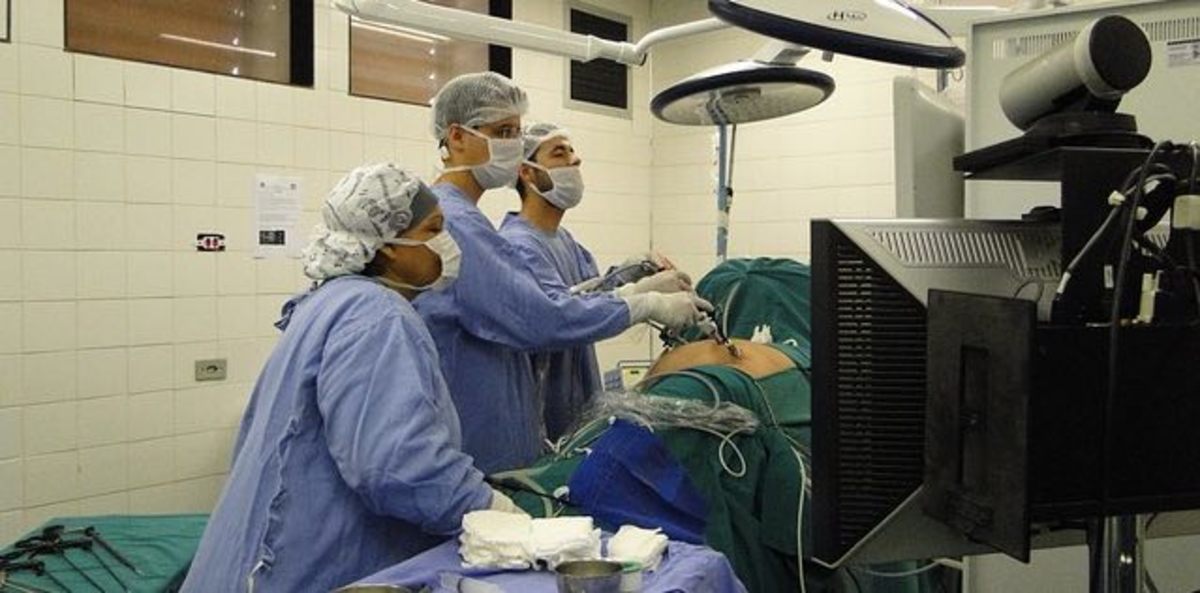 Doctors monitoring EEG during surgery.