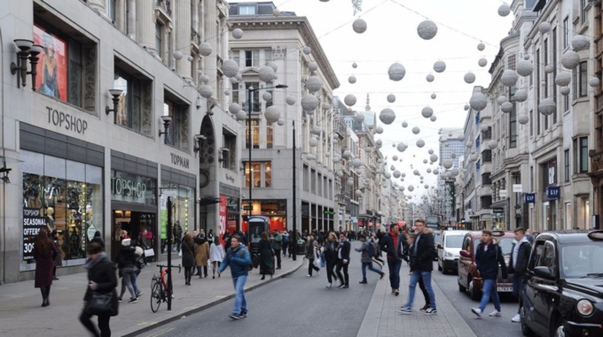 购物“过程中”。牛津街的圣诞节即将来临