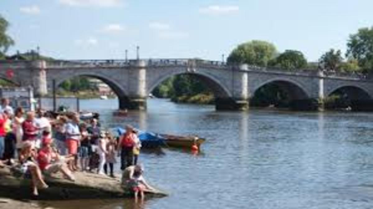 There are bridges over the thames