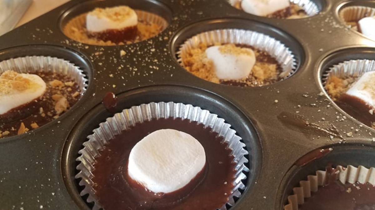 Bake the batter with marshmallows and graham cracker crumble for 18-22 minutes in a preheated oven.