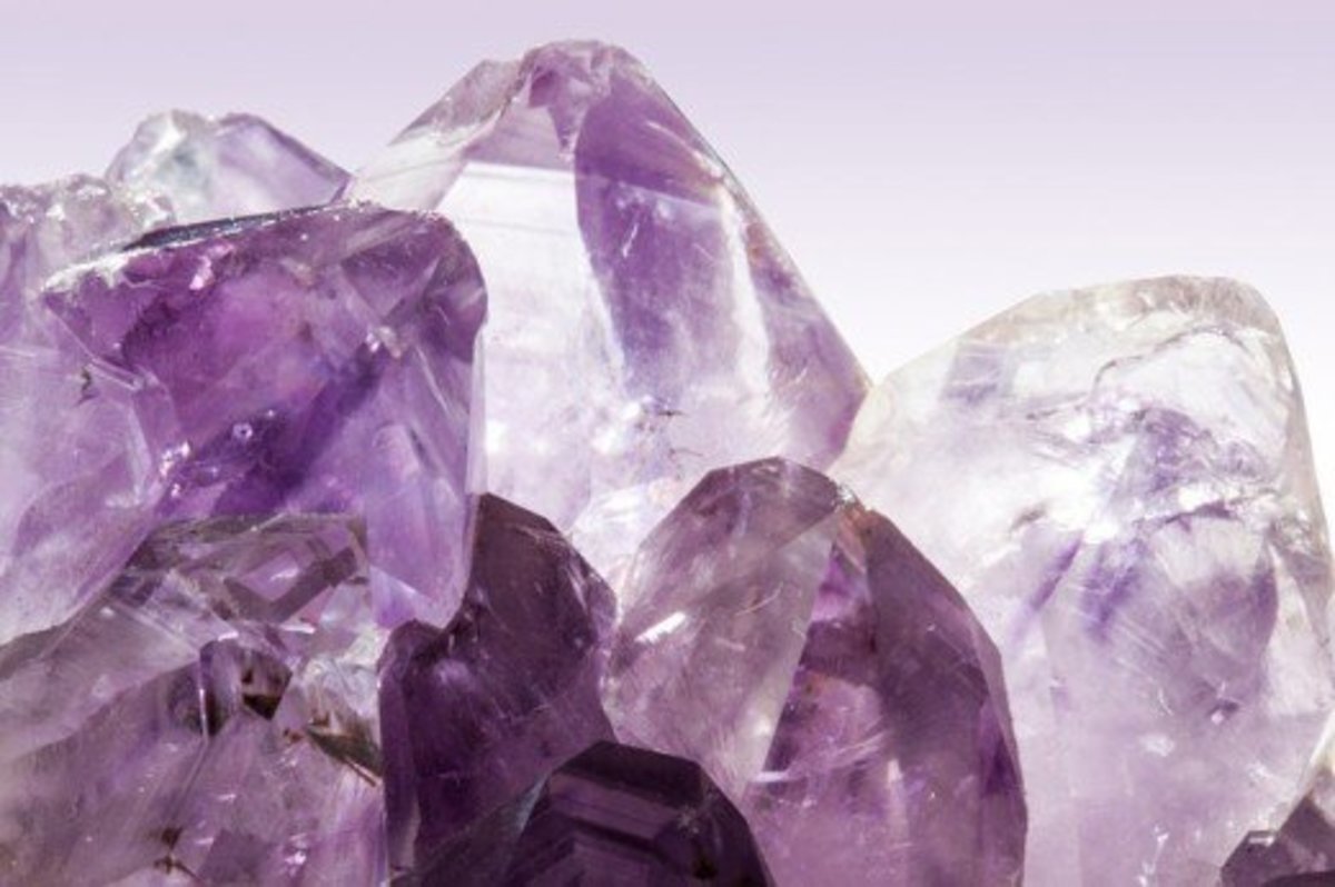 这里显示的紫水晶是玻璃光泽的一个极好的例子。