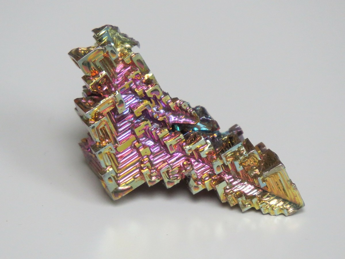 这种铋晶体不是矿物，因为它不是自然产生的。
