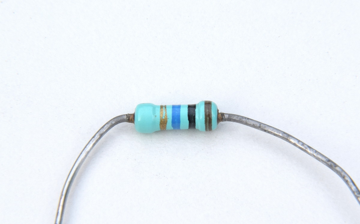 Discrete 1/4 watt resistor. This is about 5 mm or nearly 1/4" long.