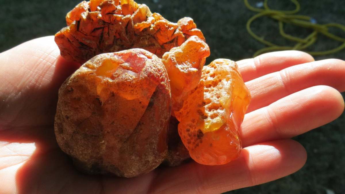 When carnelian is unpolished, the luster and translucency characteristics are still apparent. You can see clearly in this image that the carnelian pieces are not opaque.