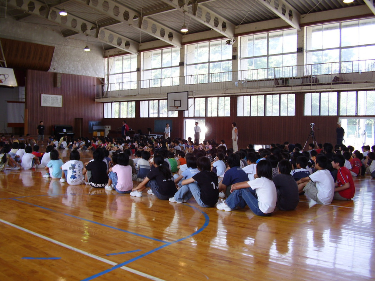 日本学生在健身房。大多数时候，当你是ALT的时候，你会参加这样的集会