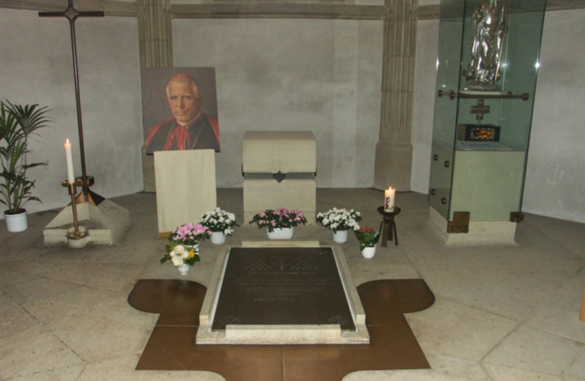 Blessed von Galen's grave in the crypt of the Münster Cathedral.