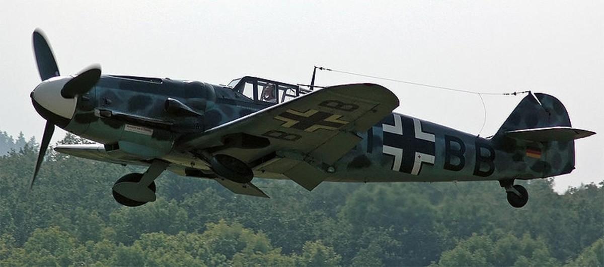 World War 2 History: The Messerschmidt and the Crippled B-17 Flying Fortress