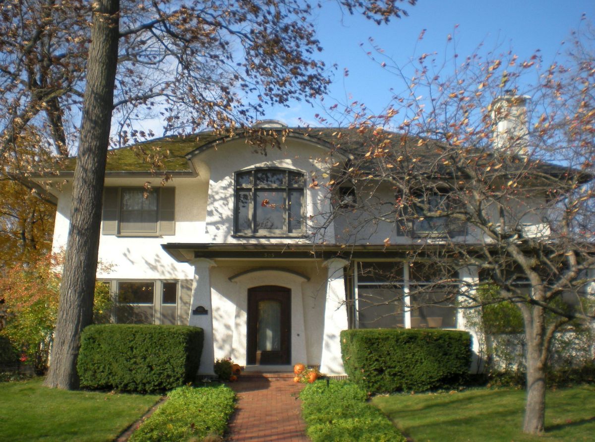 The Frank G. Ely House (1910) at 305 Kenilworth Avenue.