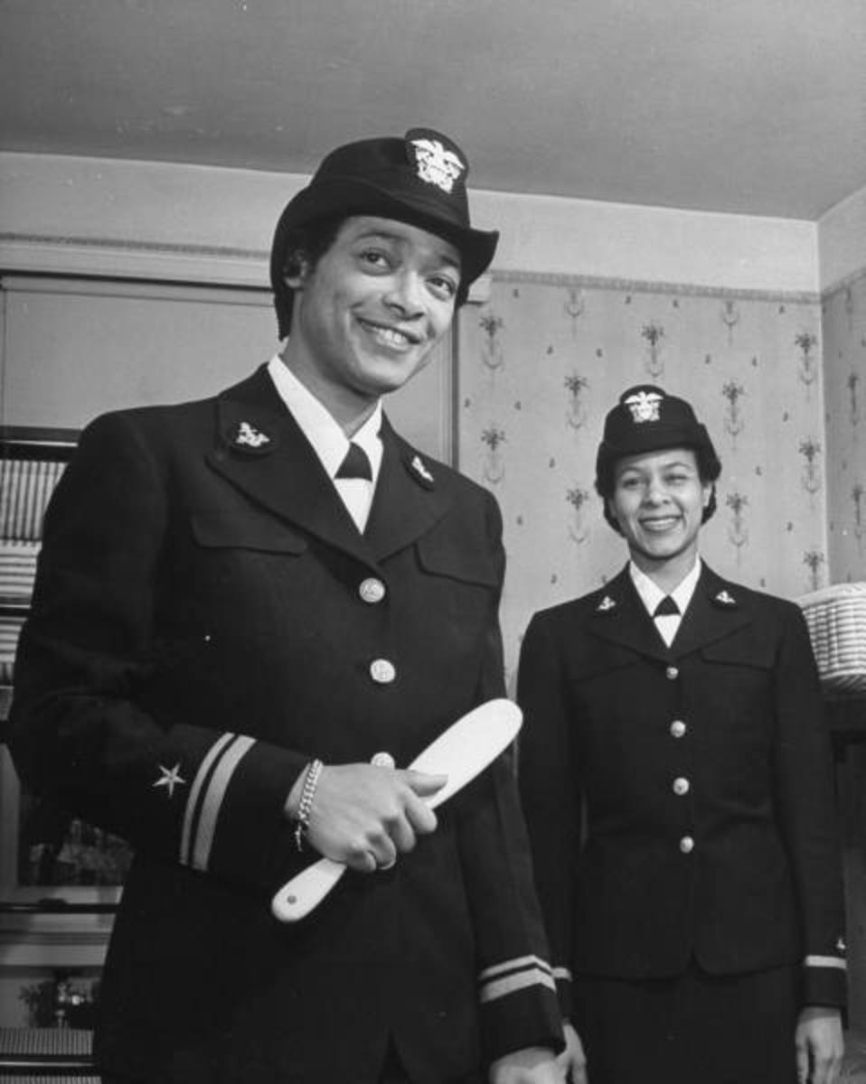 中尉(初级)哈里特·艾达·皮肯斯(左)和少尉弗朗西斯·威尔斯