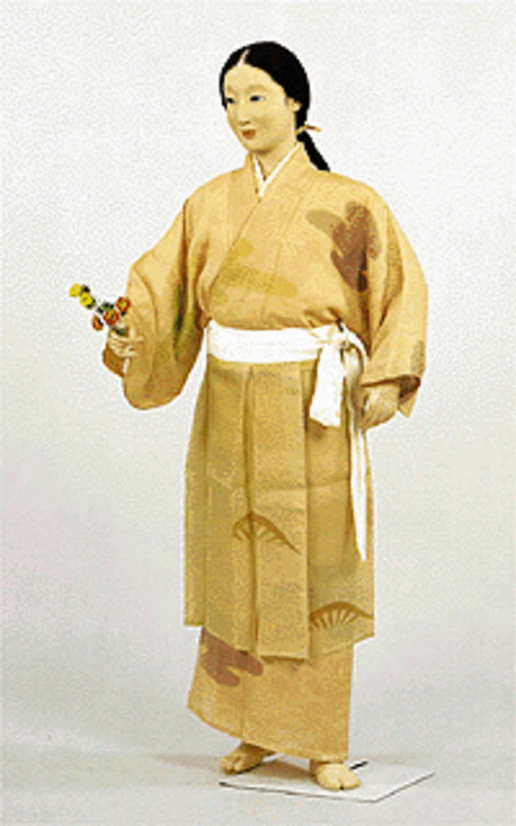 The dress of a Heian Period commoner. Little does she know, her mode of dress is 400 years ahead of its time...