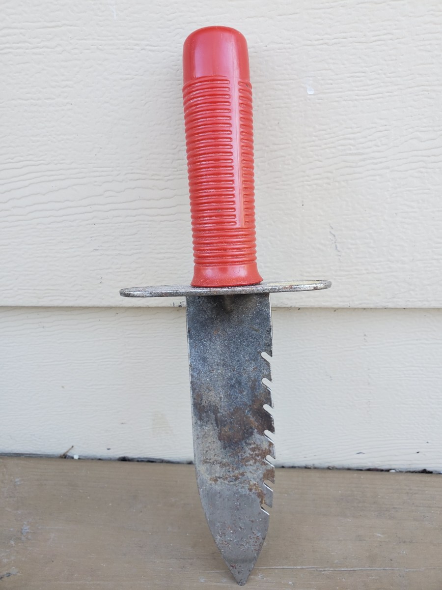 My Lesche serrated spade, one of the first metal detecting digging tools I bought.