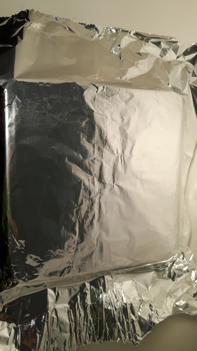 Forming the aluminum foil to the outside of the cake pan