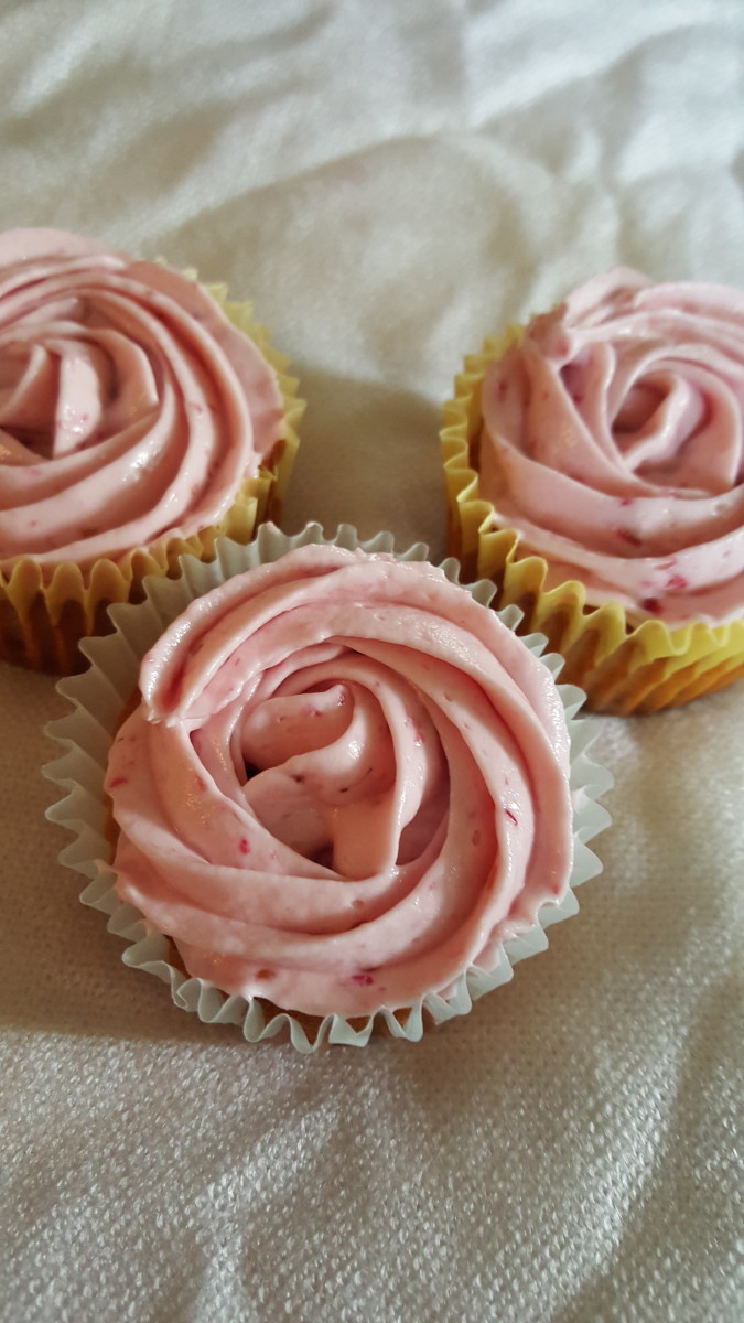 Lemon Raspberry Cupcakes With Raspberry Cream Cheese Frosting