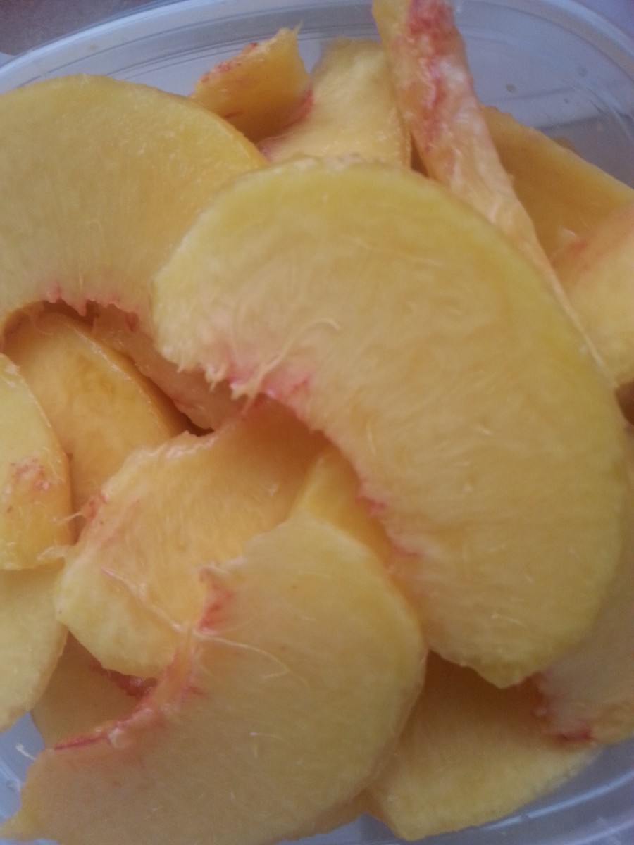 Sliced peaches for #Fresh Peach Cobbler