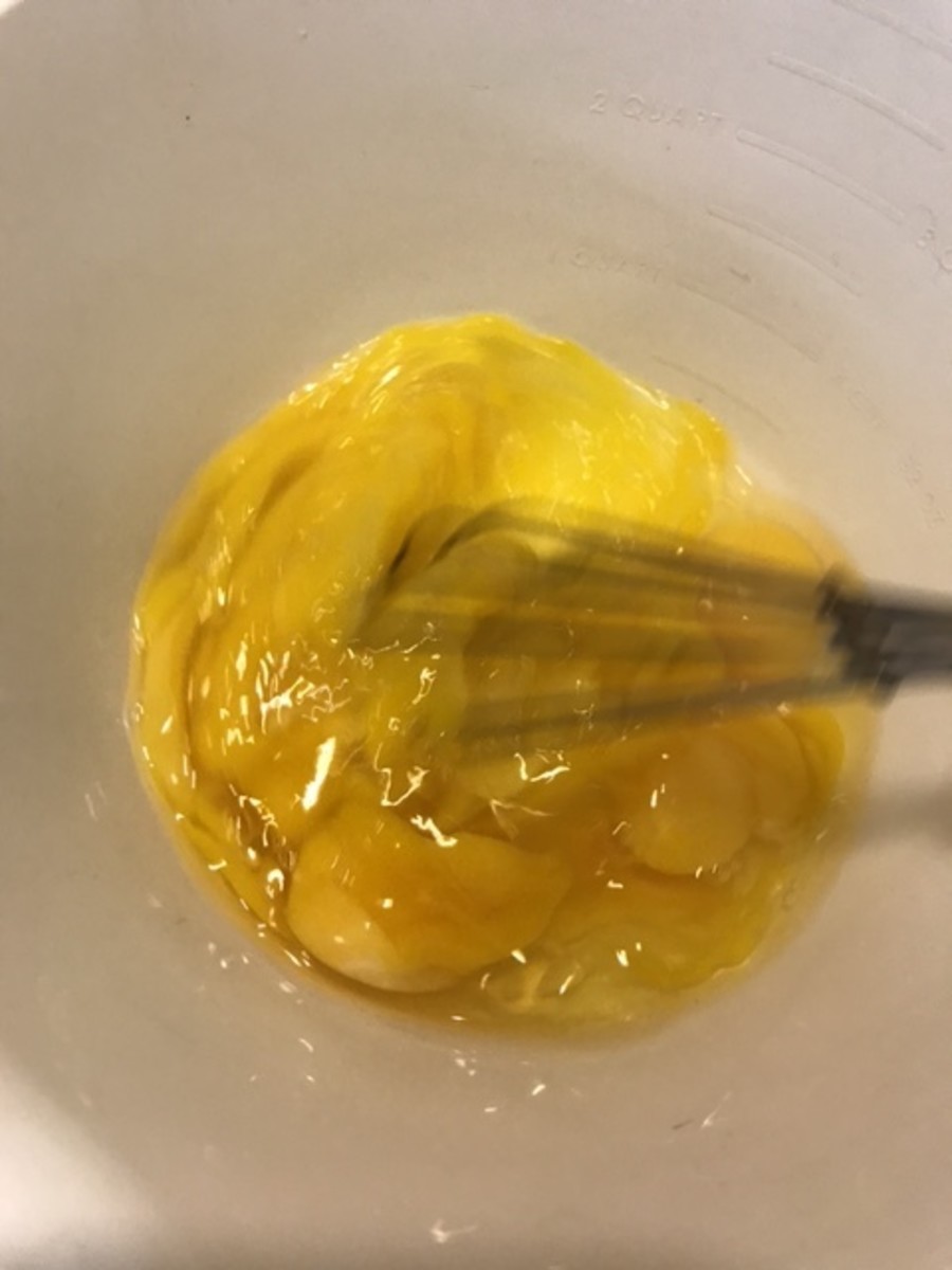 Whipping the eggs for a moment before adding the other ingredients leads to a better incorporation of the batter, so the French Toast has a better consistency.