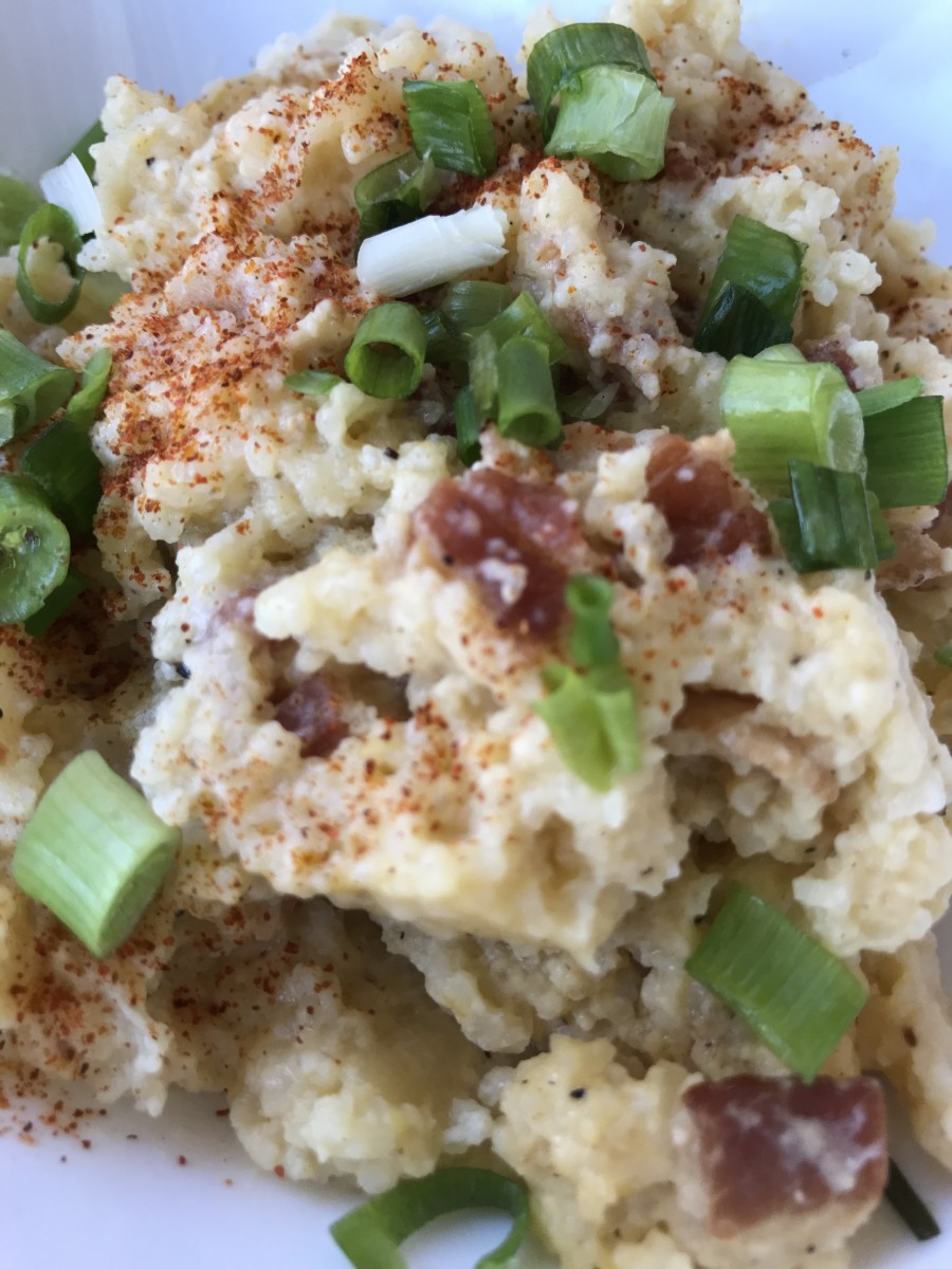Give the bacon and cheese grits a dash of cayenne pepper and sprinkle with green onions. They're ready!