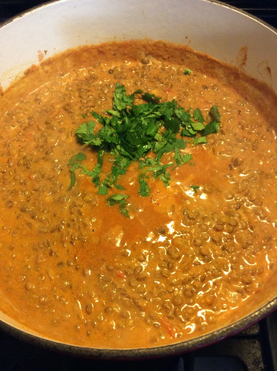 Simmering creamy curry lentils