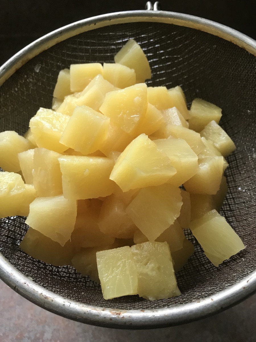 You could use any type of pineapple you like, but I prefer to use pineapple chunks. Make sure you look for the ones packed in juice, not syrup. The syrup is too thick and cloying sweet for this recipe.