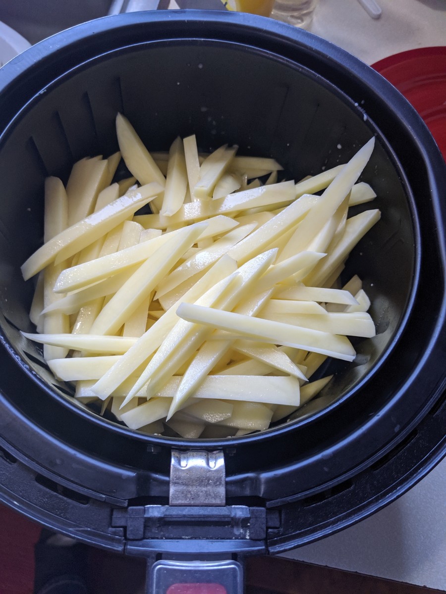 Place the fries in the air fryer.