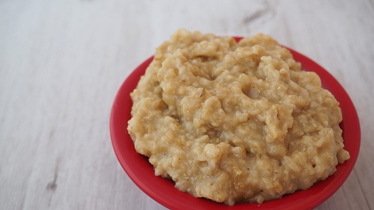 The soluble fiber in oatmeal helps alleviate diarrhea and stomach problems.