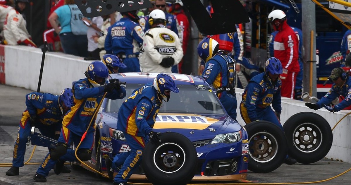 Martin Truex Jr.'s team makes a four tire stop on pit road