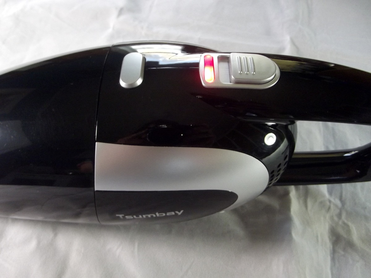 Photo displays the power light, power switch, and dustbin release button of Tsumbay’s TS-CV05 car vacuum cleaner.