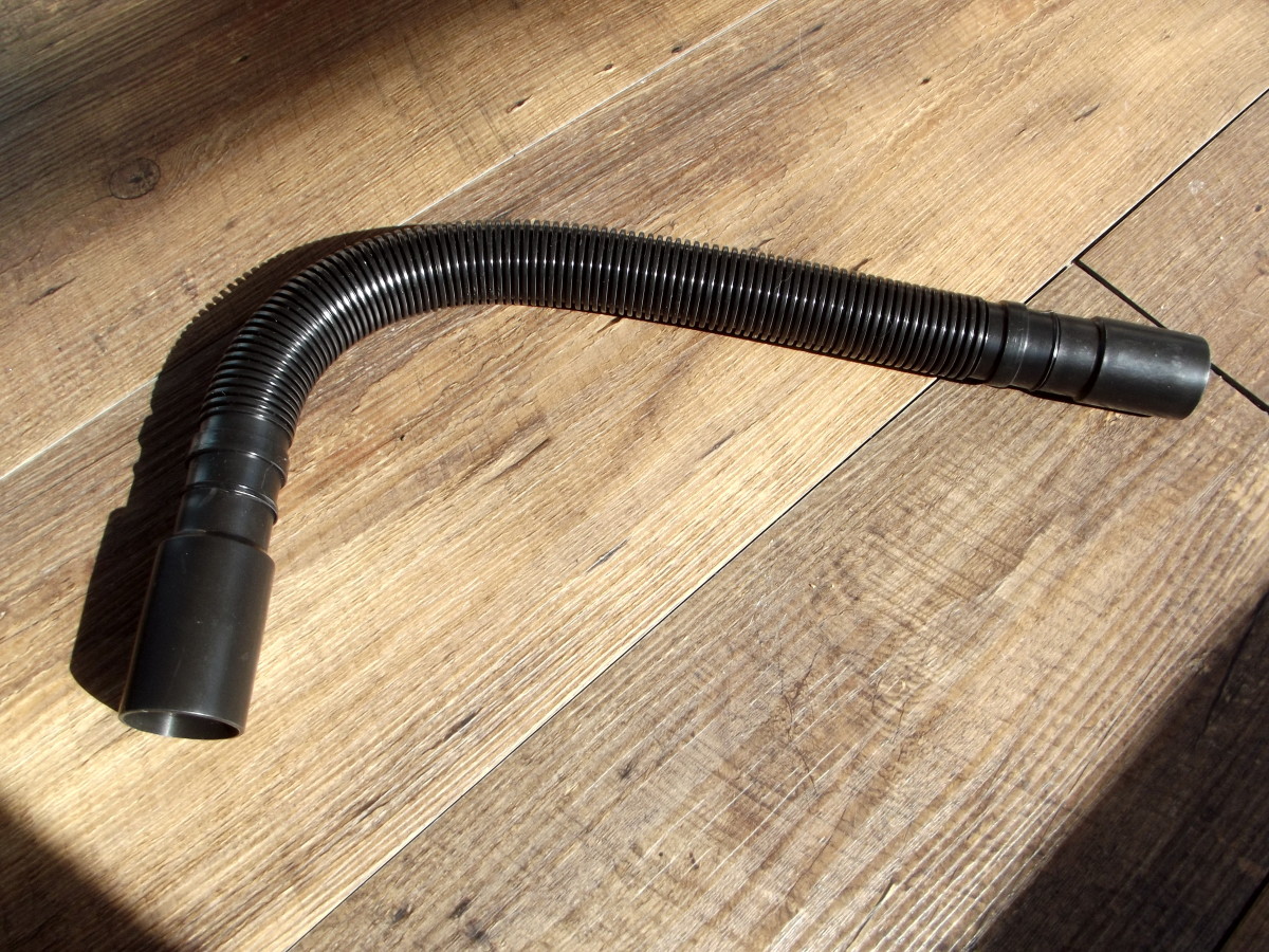 Flexible extender used with Tsumbay’s TS-CV05 car vacuum cleaner.
