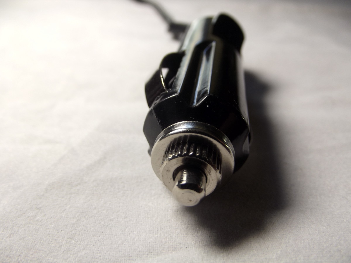 The power plug of Tsumbay’s TS-CV05 car vacuum cleaner fits into vehicle's cigarette lighter type socket.