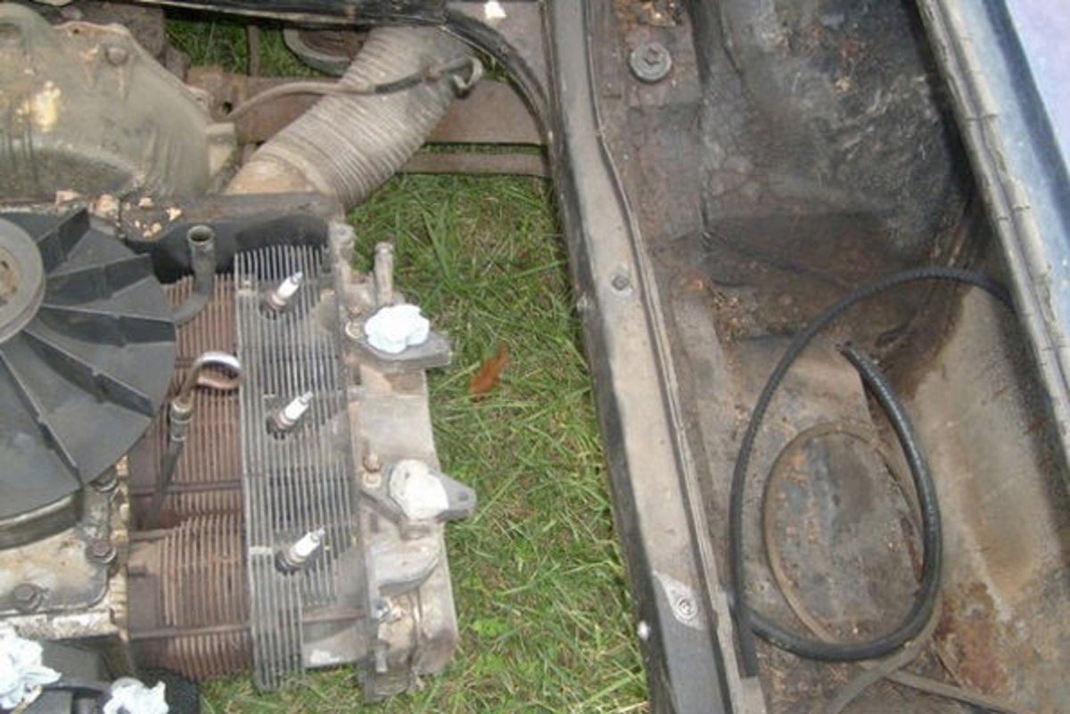 Corvair engine with no top shroud: Note the finned cylinders and spark plugs. Debris stuck between fins causes overheating.