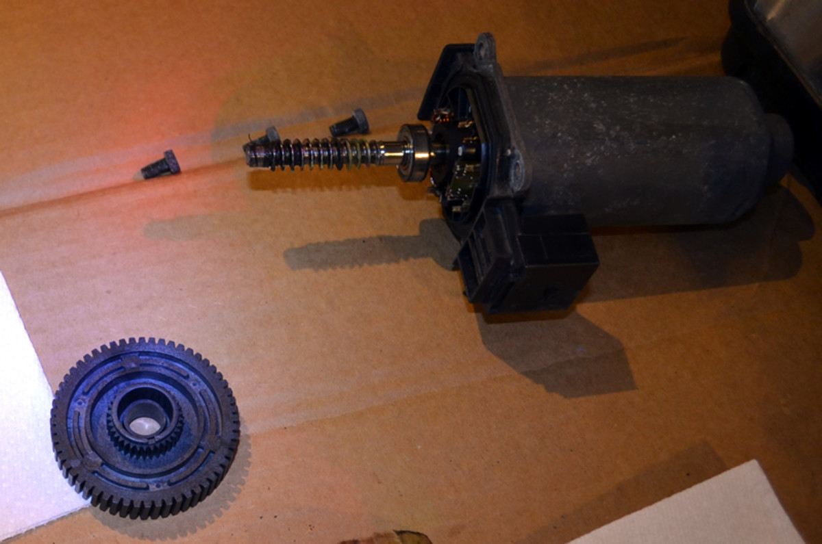 Close up of the new replacement transfer case actuator gear and the motor housing metal worm gear.
