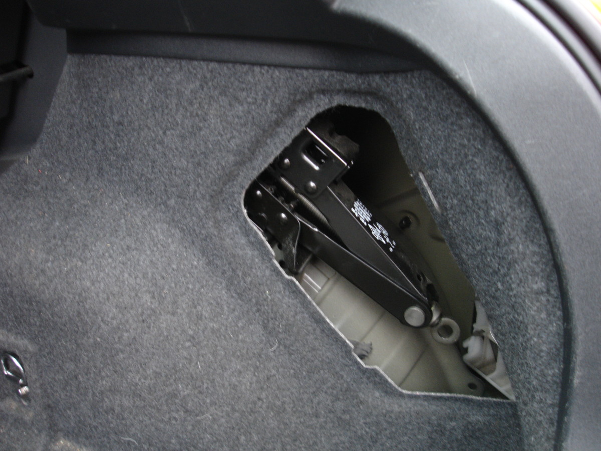 The jack is hidden away in the right hand boot compartment