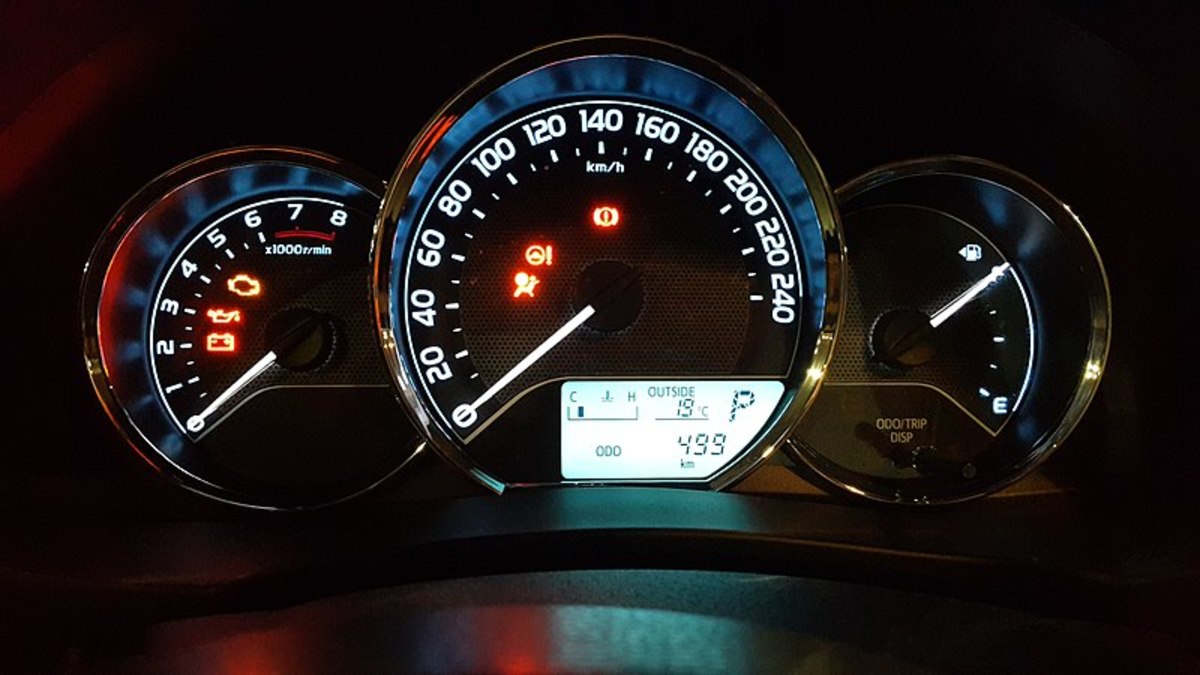 The battery indicator should turn off when your engine is running.
