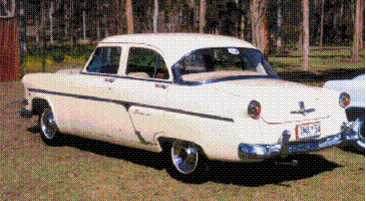 From the rear, the Customline shows a stainless steel flatter side trim that runs almost the entire length of the car, whereas in 1952 and 1953 models they are in two pieces, a front portion and a rear section.