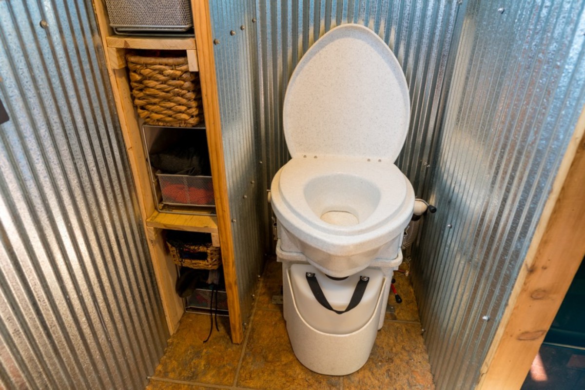 堆肥厕所等功能可以添加到您的小房子里，使其更加环保。除了冲洗，废物被分离成液体和固体，厕所中的细菌将固体废物转化为花园的堆肥。