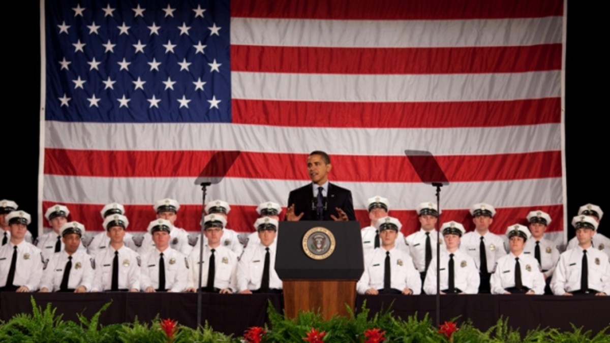 奥巴马总统在俄亥俄州参加哥伦布警察部门第114届学生的毕业典礼。