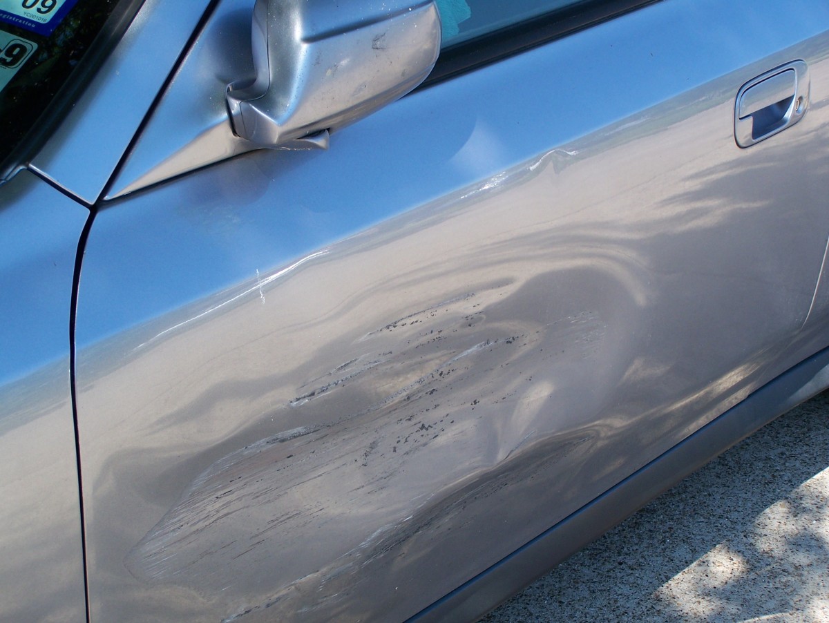 车门表面只是有凹痕——修理它是可选的。镜子只是简单地折叠起来。