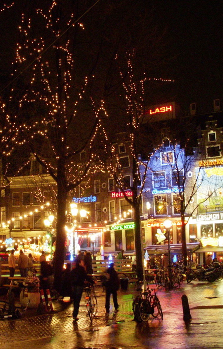 圣诞城市的装饰通常包括油漆商店的窗户。
