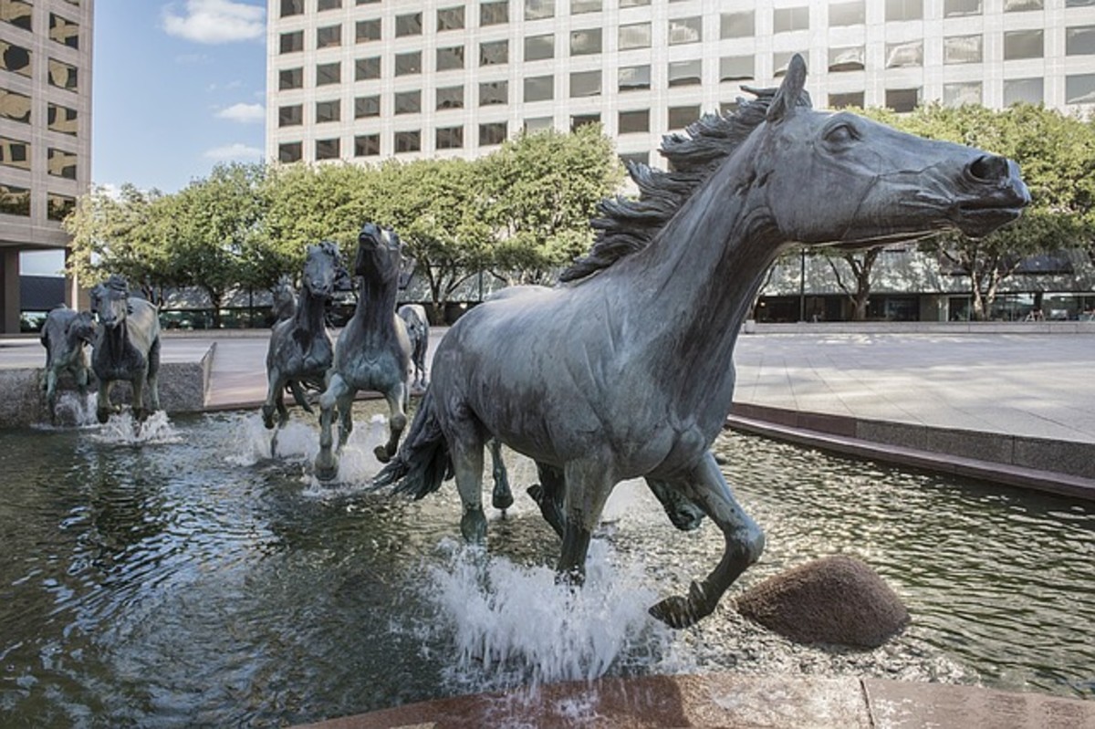 Famous statues of Las Colinos mustangs in Texas