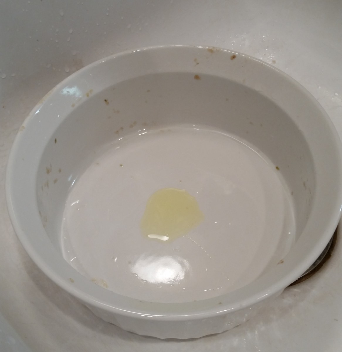 洗涤剂的用量取决于要洗的盘子的数量和它们的油腻程度。你不想要太多的泡沫，因为一旦盘子洗干净了，就更难冲洗了。接下来，将容器装满热水。