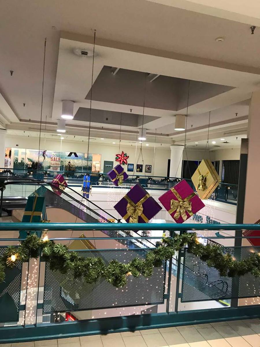 Outlet Mall still uses the same Christmas decorations after 20 years; in the background, you can see the space originally occupied by Mikasa still sits empty. 