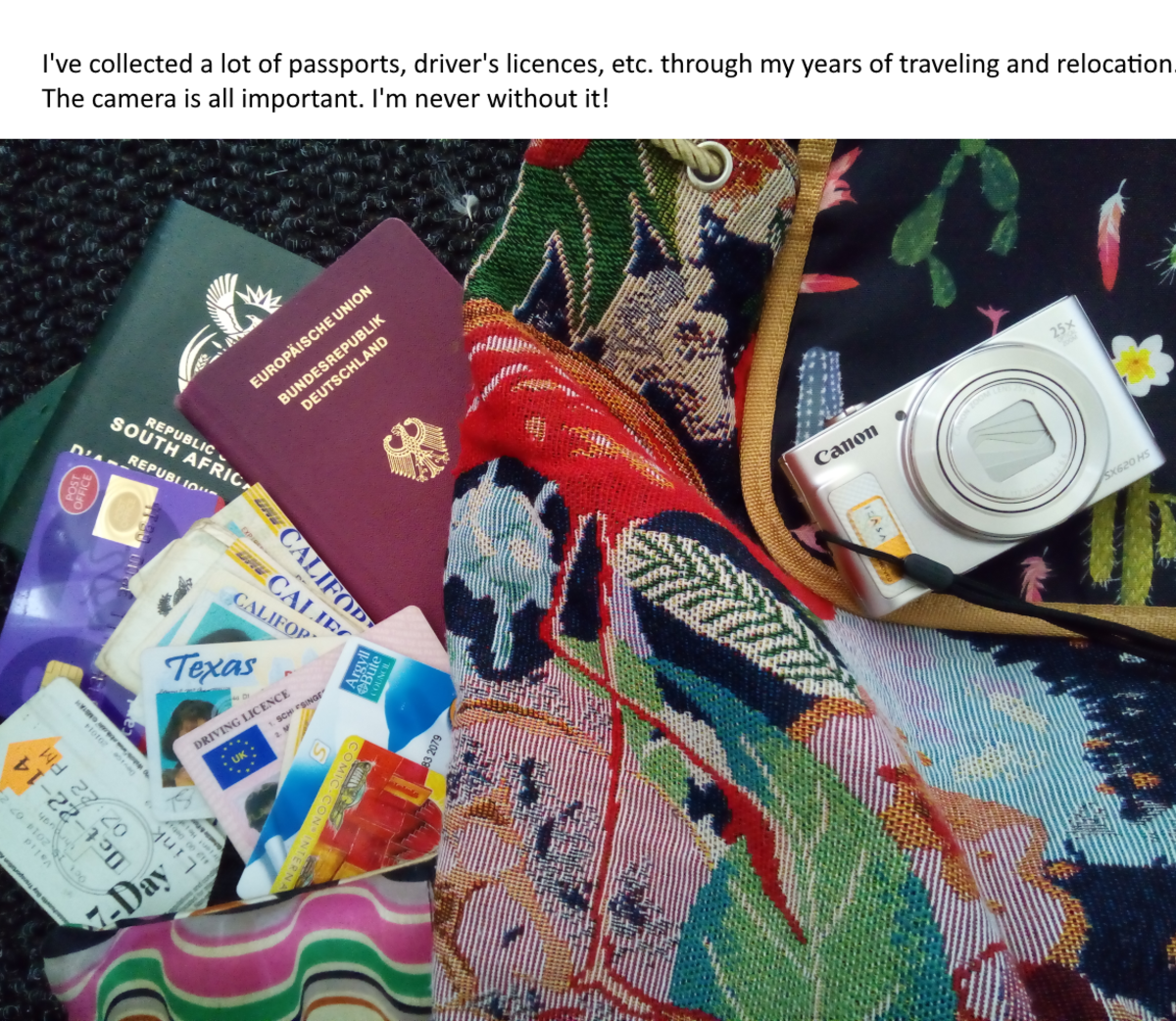 我把一个小袋,我所有的文档,护照,和卡片。一个解锁手机,相机,和一个小笔记本,便于携带是重要的对我来说。