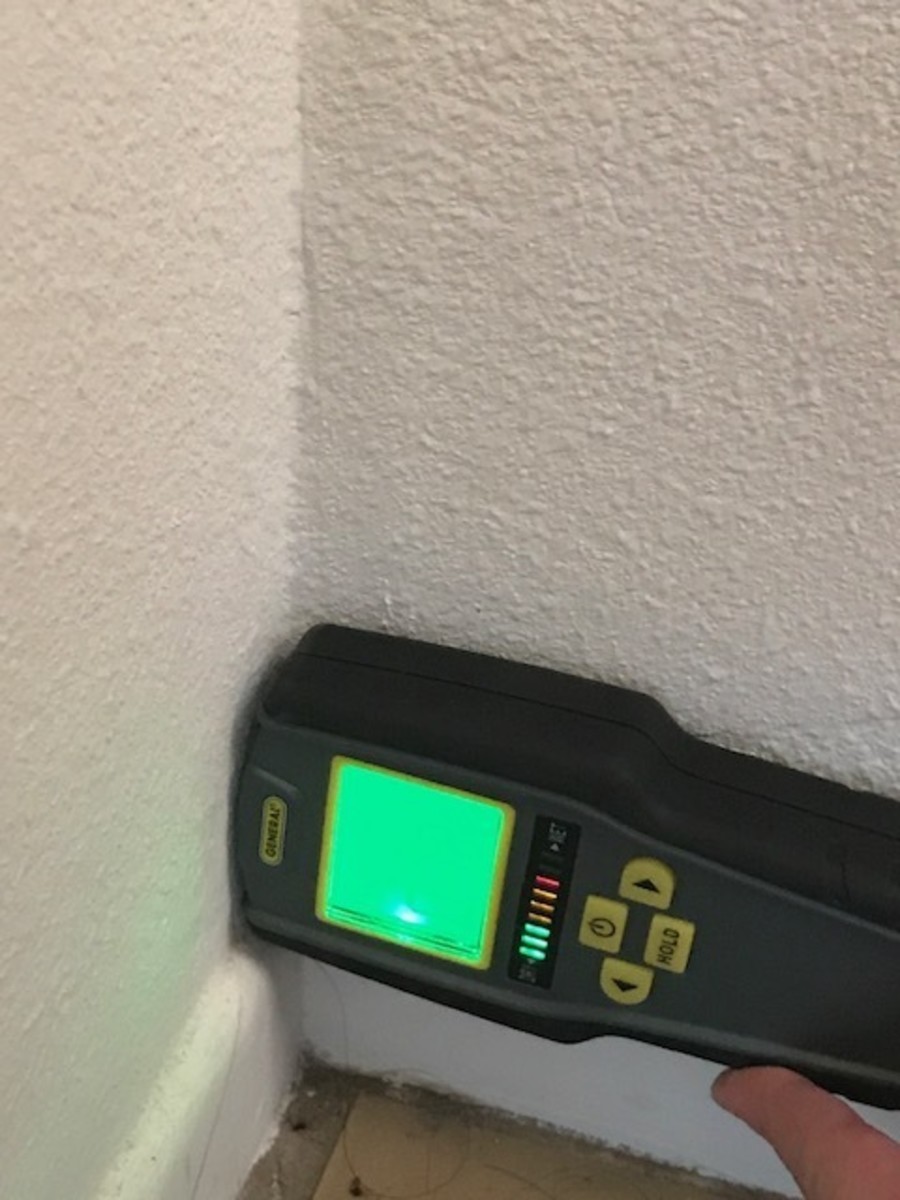Device for checking moisture in a wall