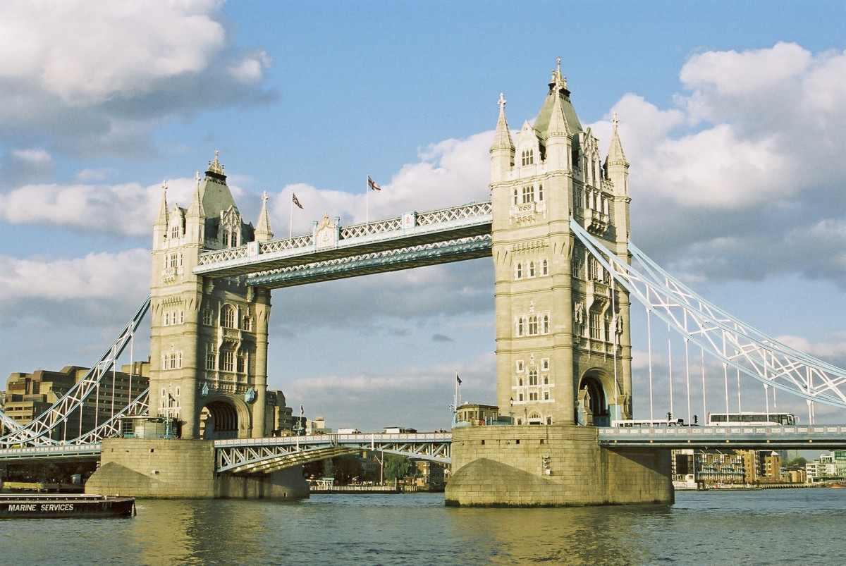 London's Tower Bridge, 2002