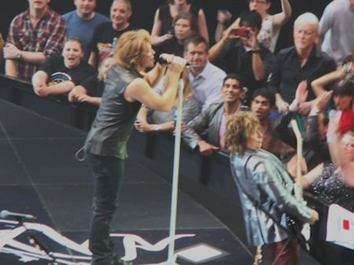 Jon Bon Jovi and Richie Sambora on stage.