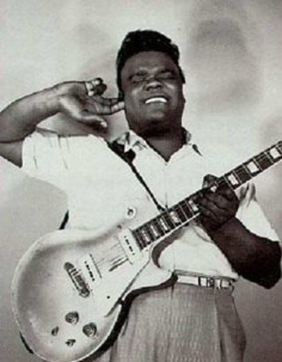 Blues-man Freddie King with an early P90 Les Paul gold top