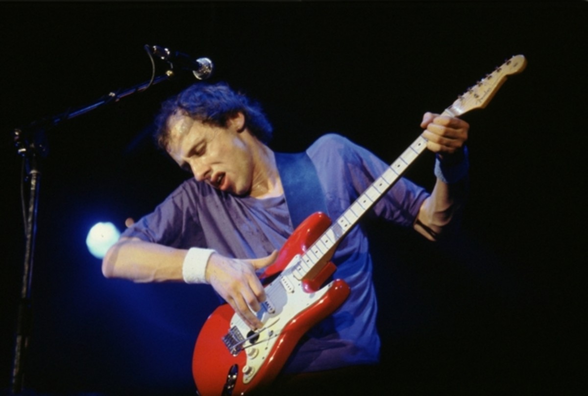 Mark Knopfler plays the Strat with his thumb and fingers