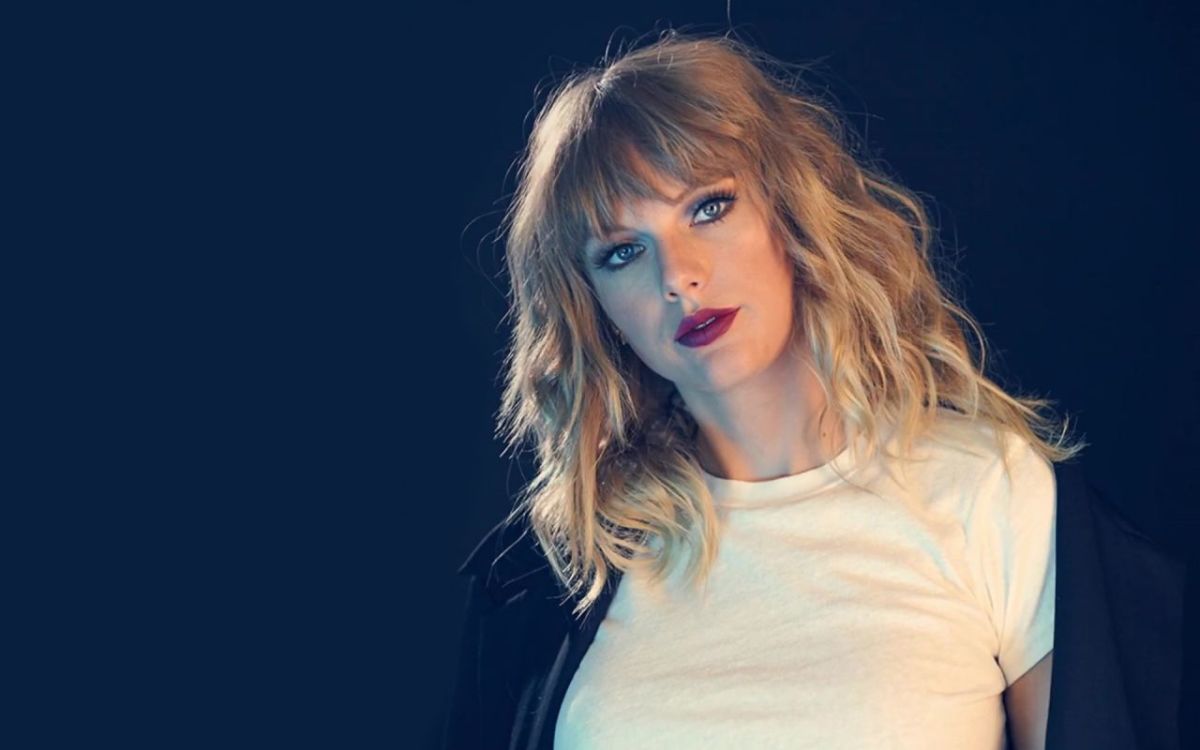 Taylor Swift Tries Sideswept Bangs — Photos | Allure